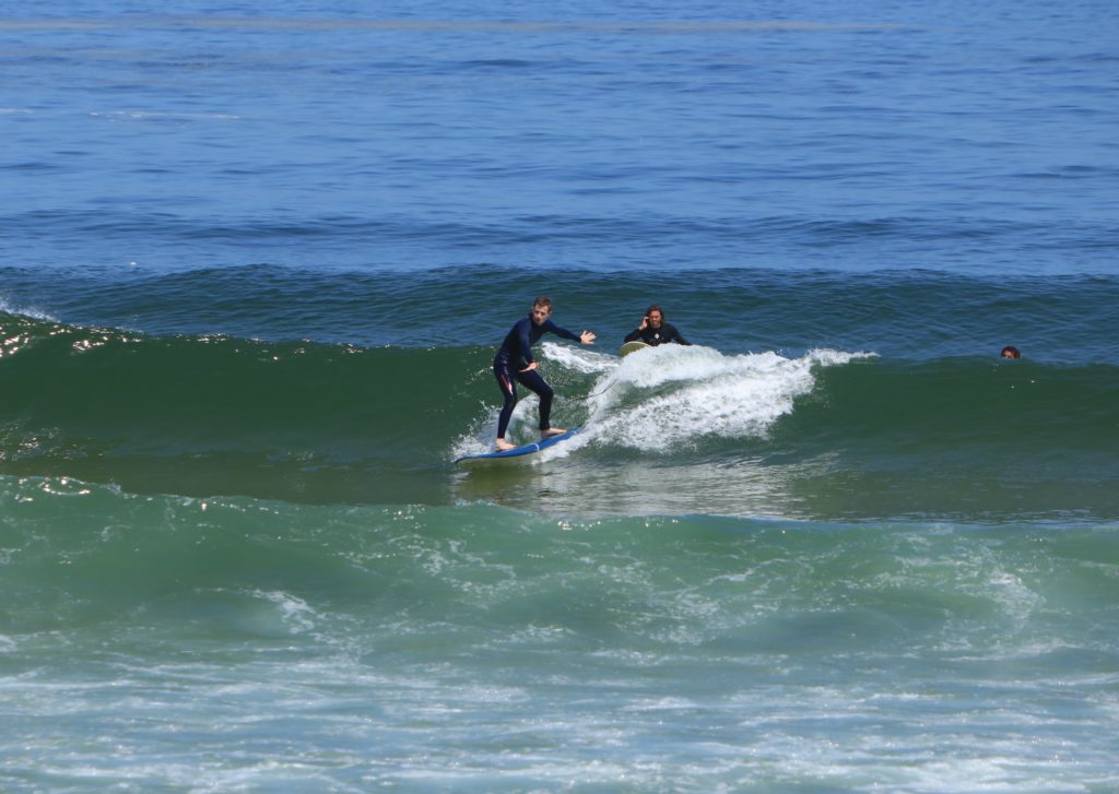 Ein fortgeschrittener Surfer, der eine schöne Welle erwischt