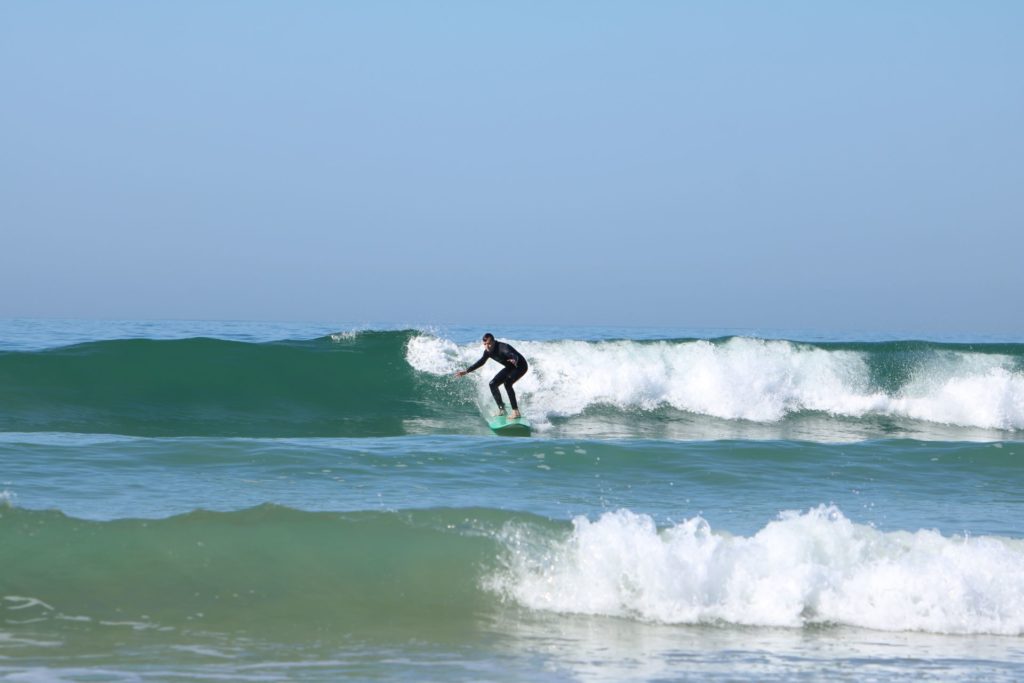 Un surfeur profite d'une belle vague au spot de surf Crocro à Taghazout