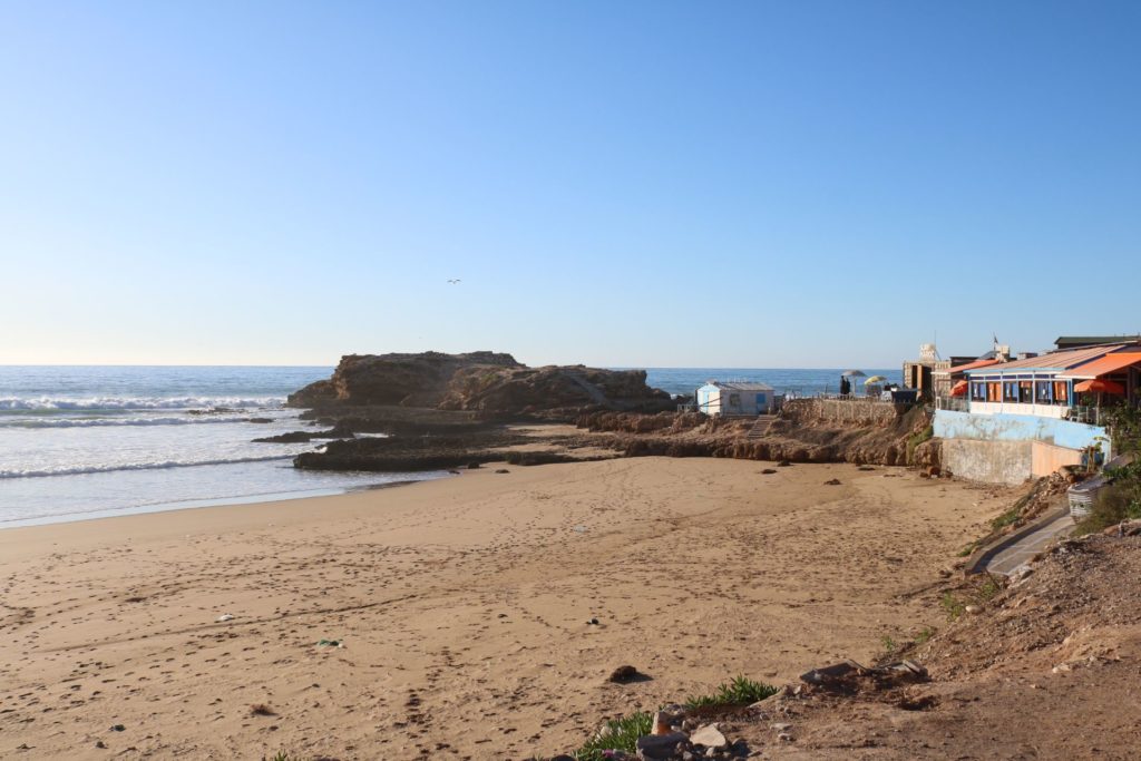 Vue de la plage d'Imourane (ou Devils Rock ou KM 14) avec ses vagues parfaites pour le surf et le magnifique paysage côtier du Maroc.