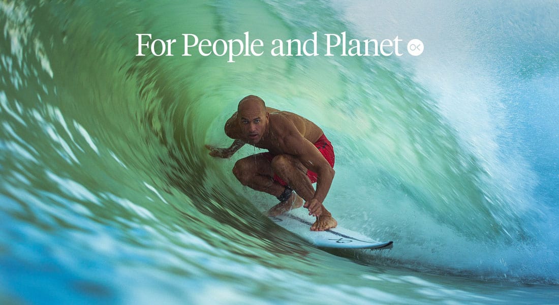 Kelly Slater surfant une vague parfaite