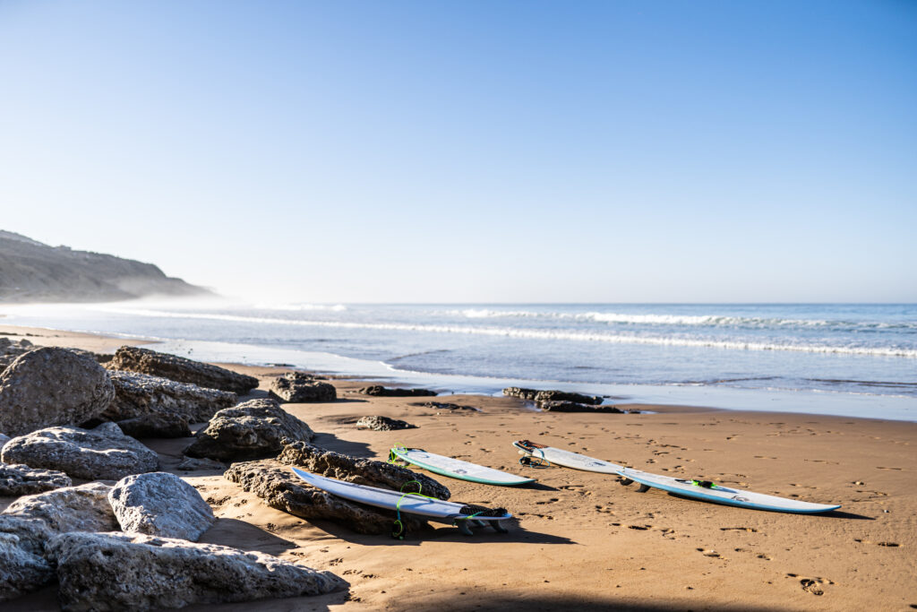 Surfbretter am Strand in Marokko abgelegt