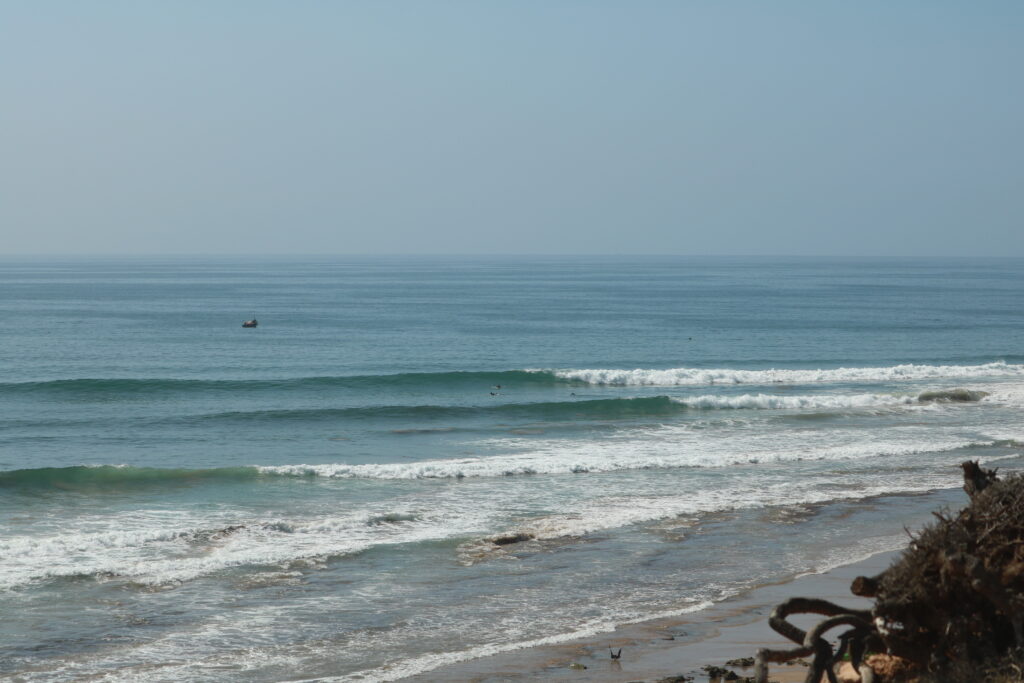 Vagues de 1,5 mètre au Maroc avec des surfeurs en septembre