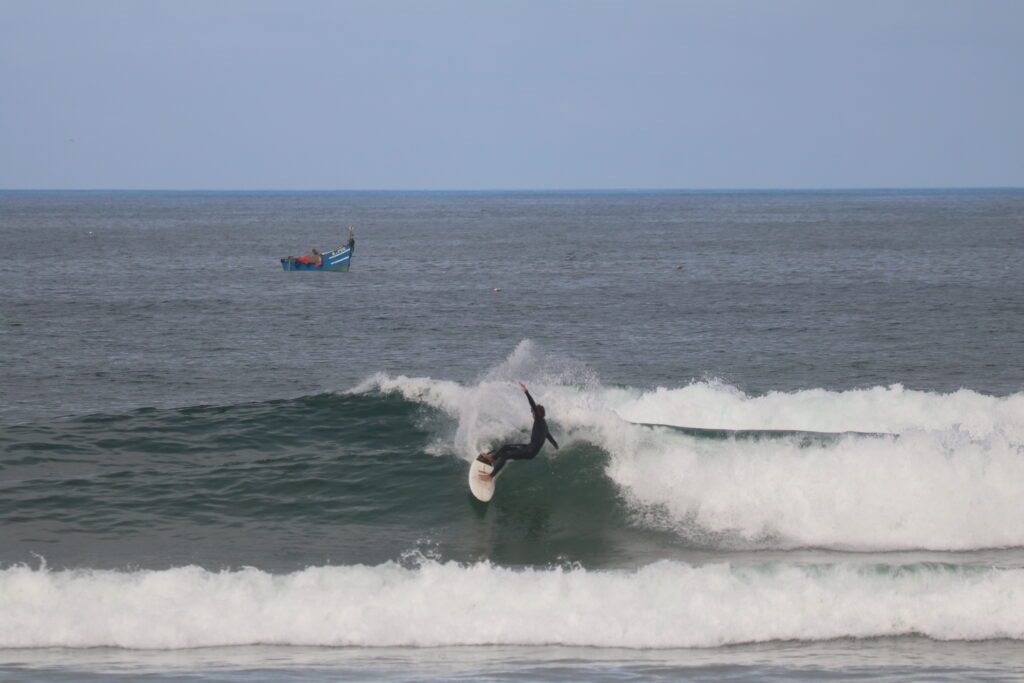 Surfer reitet eine schöne Welle in Taghazout