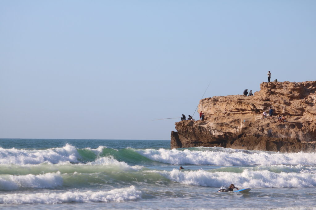 Surfeurs à Devil’s Rock à Tamraght, Maroc.