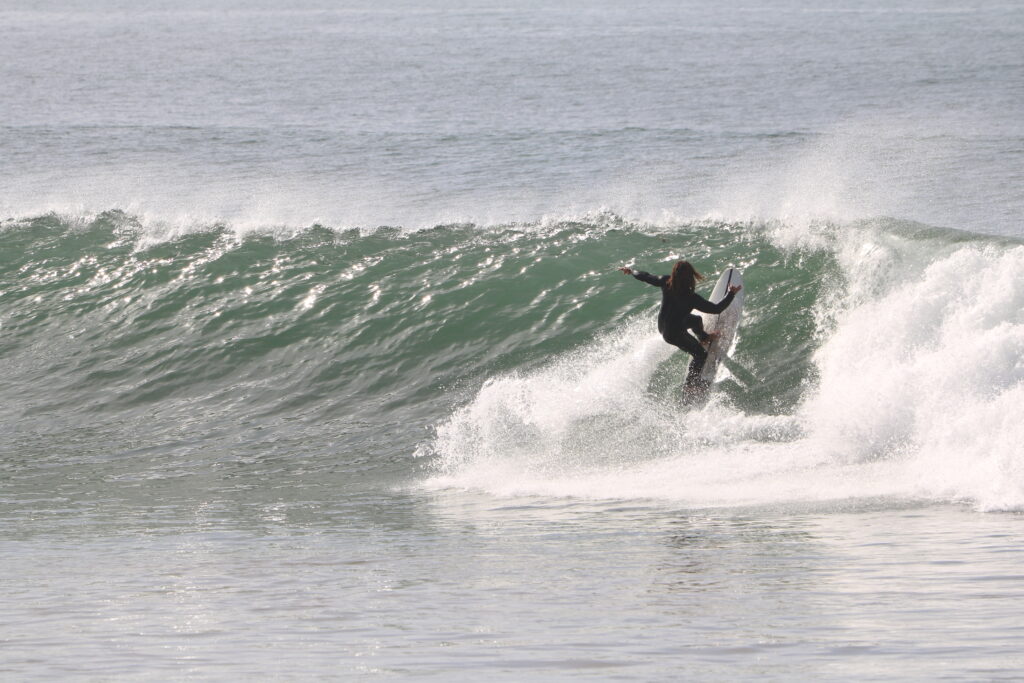 Eine schöne Welle bricht in Tifnit, einem Surfspot in der Nähe von Agadir, Marokko.