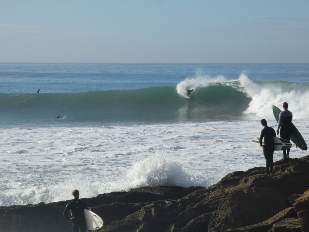 Surfeurs à Anchor Point, célèbre spot de surf à Taghazout, Maroc.